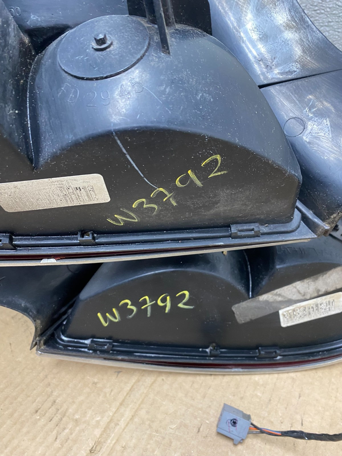 1998-2003 Ford Crown Victoria Left+Right Side Tail Lights Oem W3792 DW14