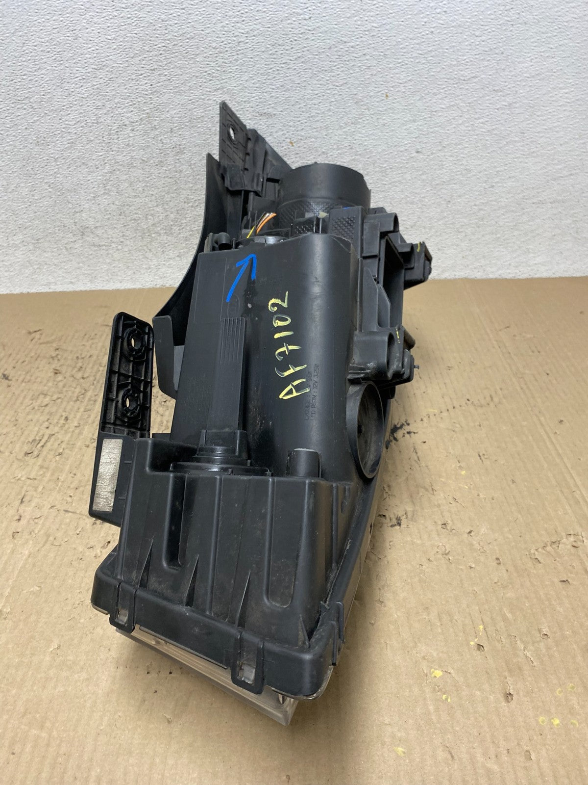 2015-2018 Kia Sedona Right Passenger RH Side Headlight Halogen AF7102 DW8