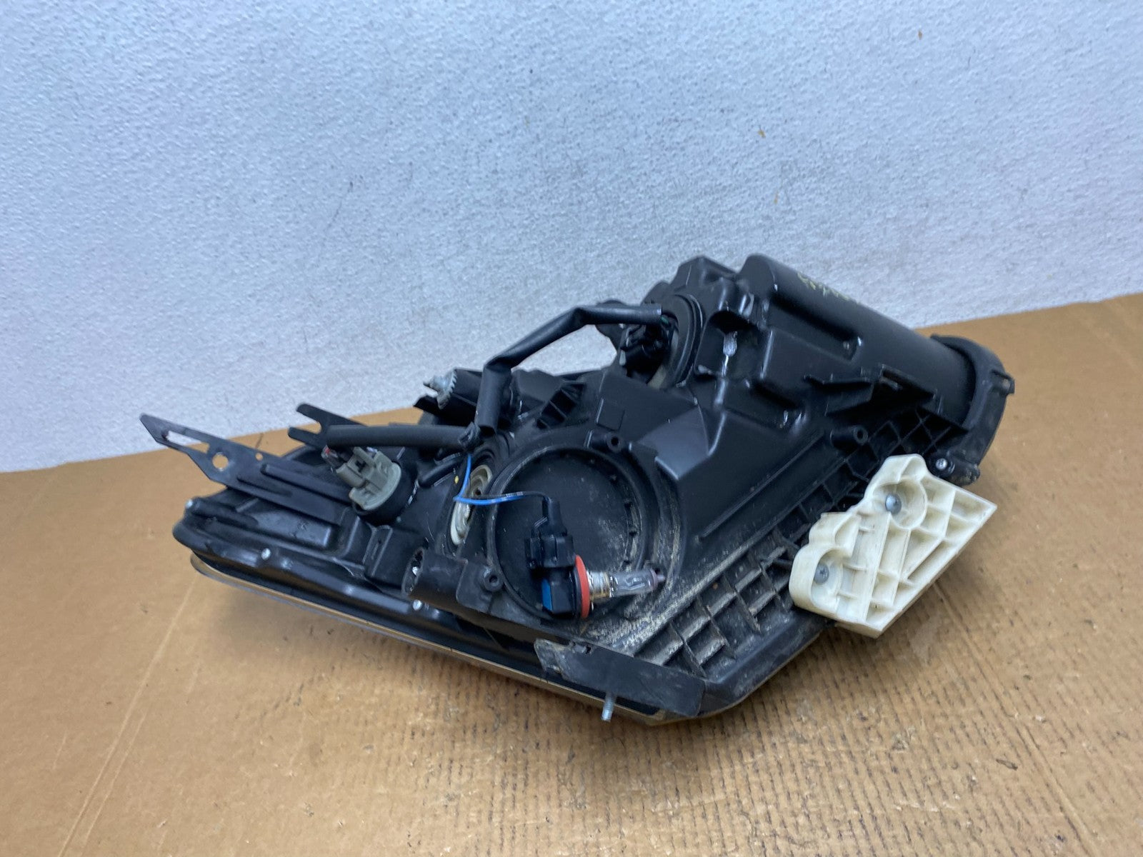 2008 to 2013 Nissan Rogue Left Driver LH Halogen Headlight AE1622 DW7