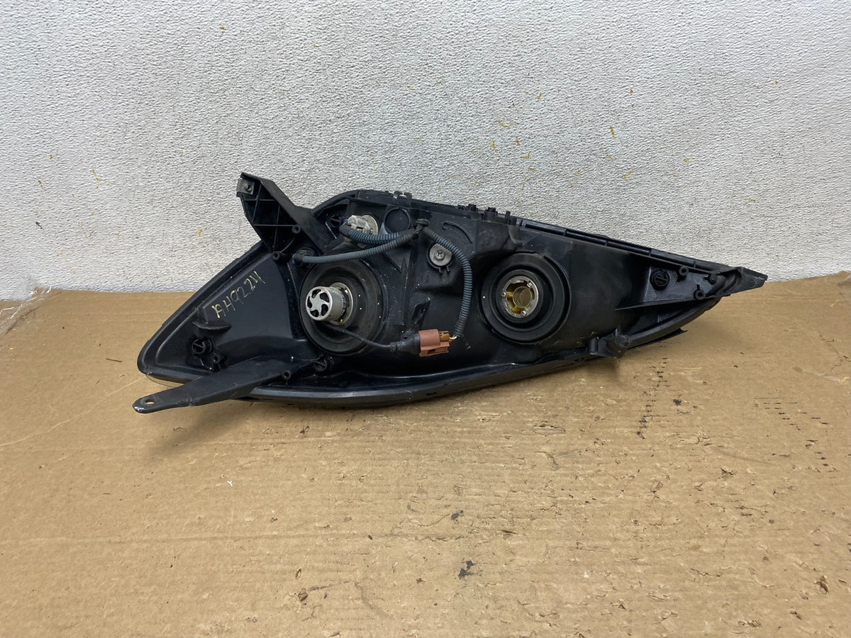 2004-2005 Toyota Sienna Right Passenger Halogen Headlight AH9224 DW6