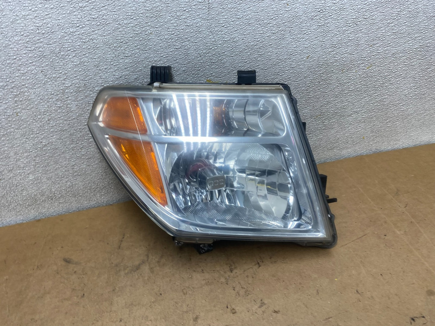 2005 to 2007 Nissan Pathfinder Halogen Headlight Right Passenger Oem X6750 DW0