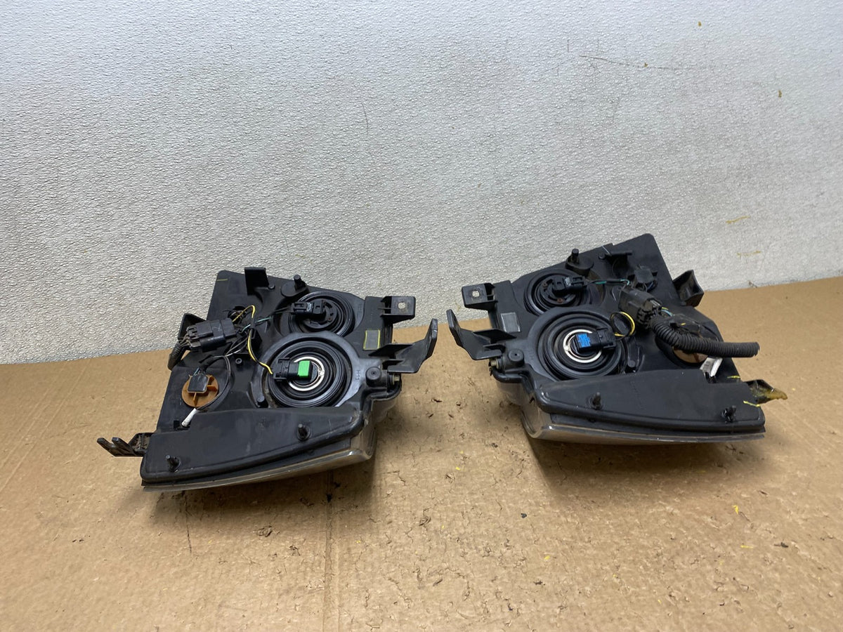 2007 to 2013 Chevrolet Suburban Tahoe Left+Right Set Headlights V3853 DW14