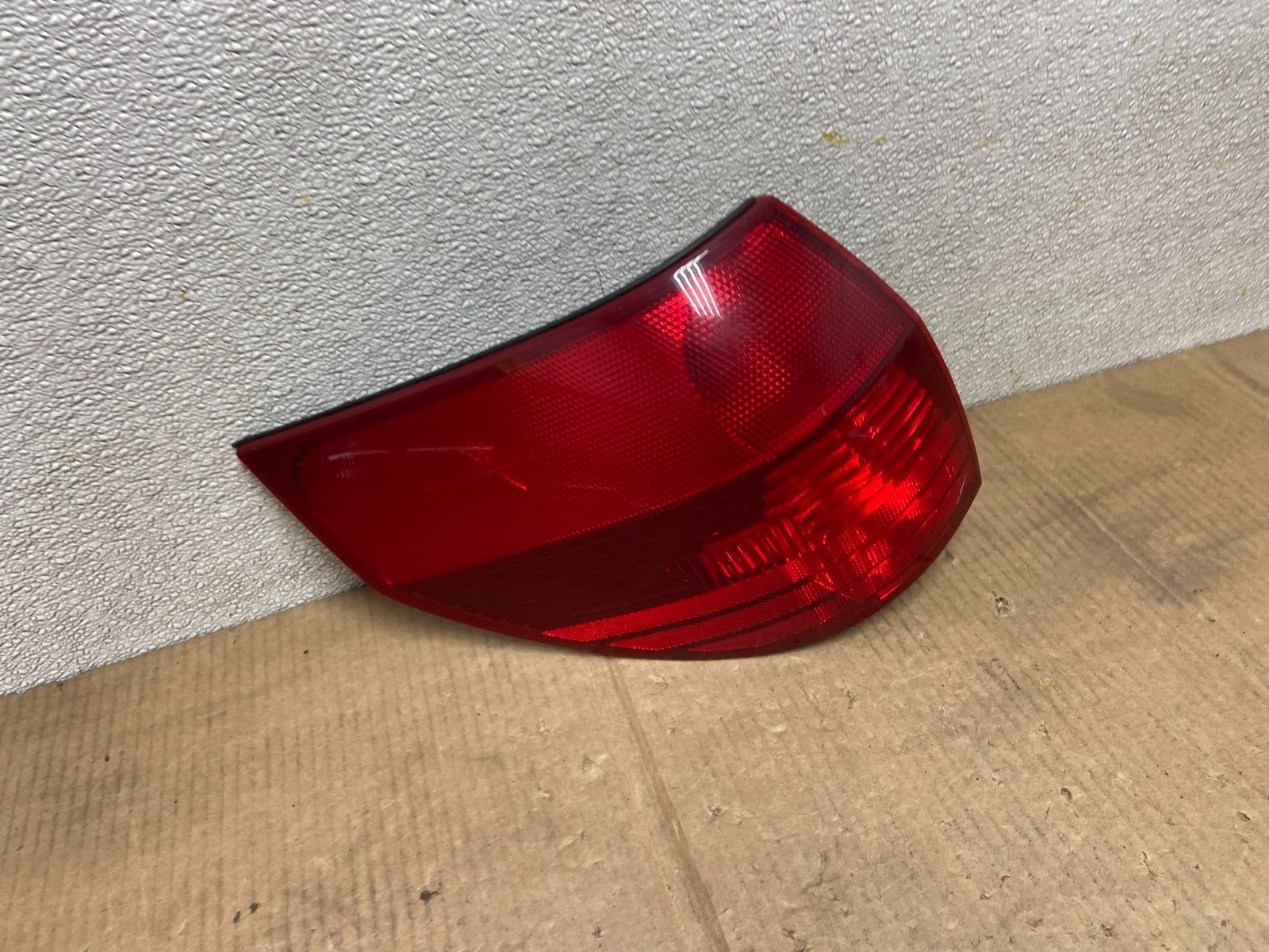 2004 to 2005 Toyota Sienna Left Driver LH Side Tail Light AA63412