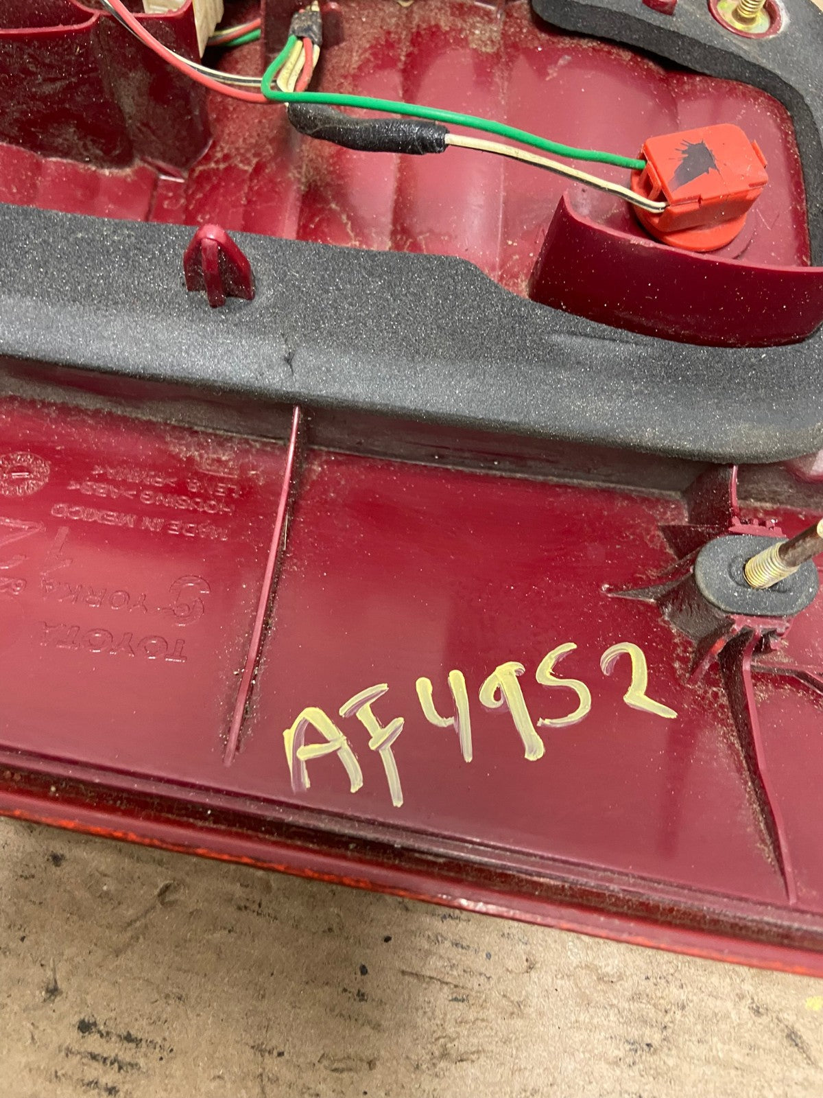 2004-2005 Toyota Sienna Right Passenger RH Side Inner Tail Light AF4952 LK5