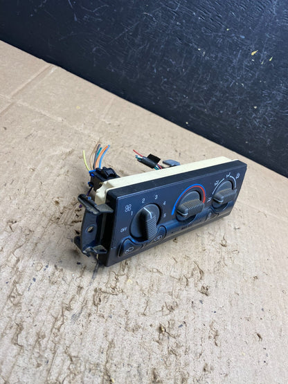 1999 to 2002 Chevrolet Silverado HVAC Heater Climate Control Module AC4702 DG1