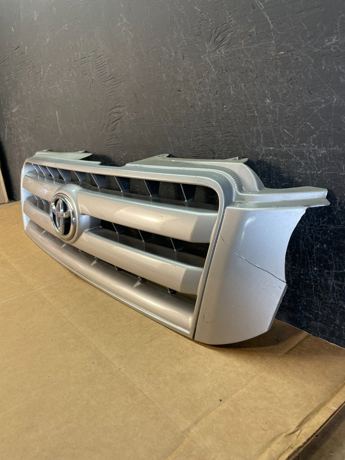 2004 to 2007 Toyota Highlander Front Upper Grille Grill With Emblem AE0862 DG1