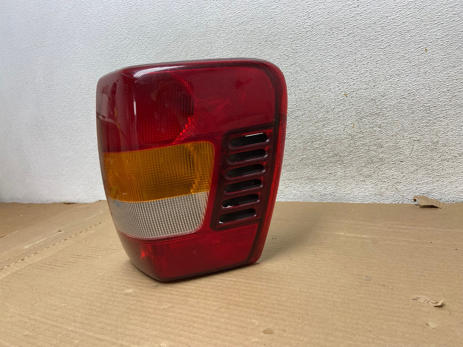 1999-2004 Jeep Grand Cherokee WJ Right Passenger Rh Tail Light AG8107 LK2