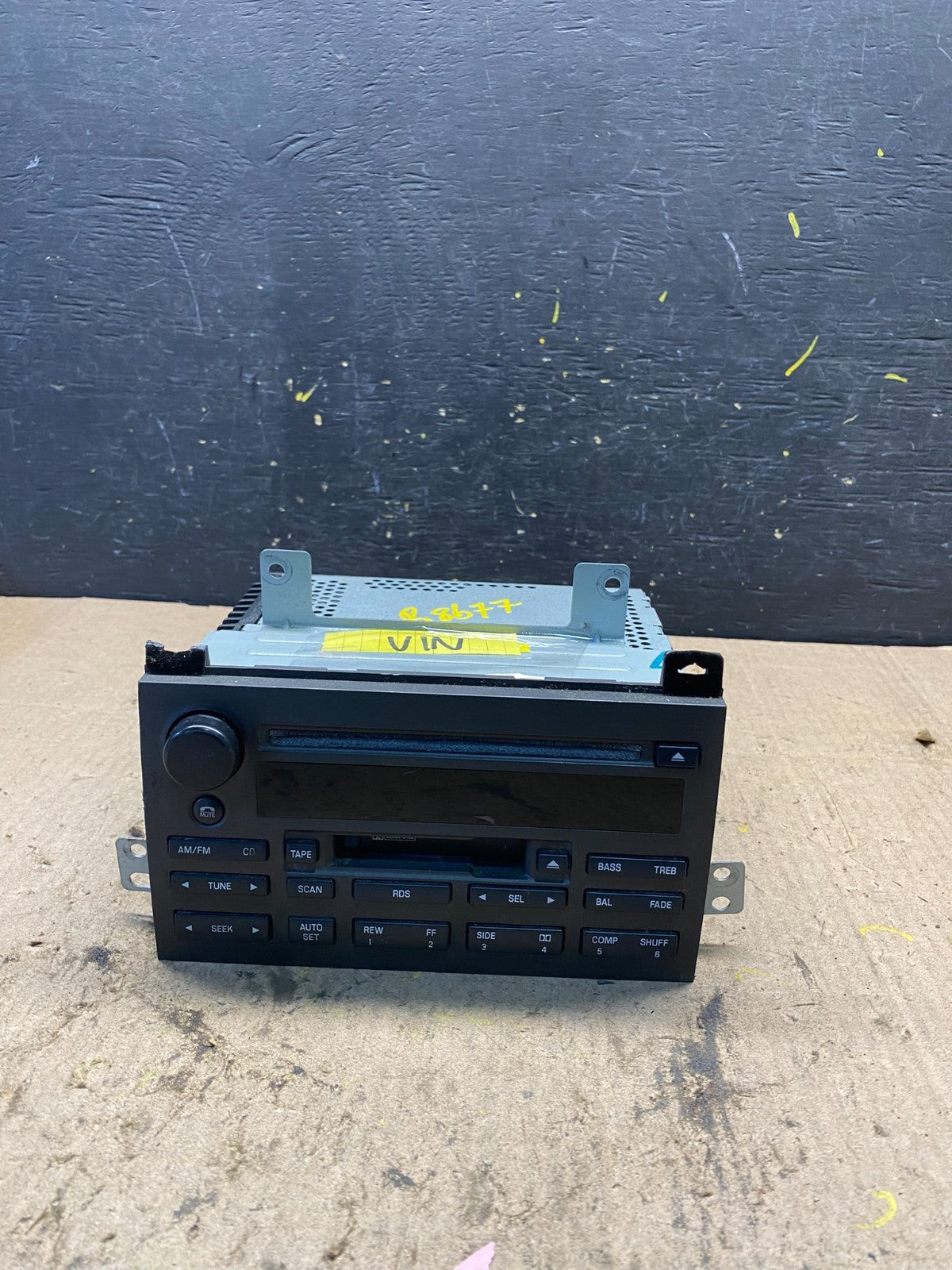 2003 - 2005 Lincoln Town Car AM/FM Radio Tape CD Player T6134 DG0