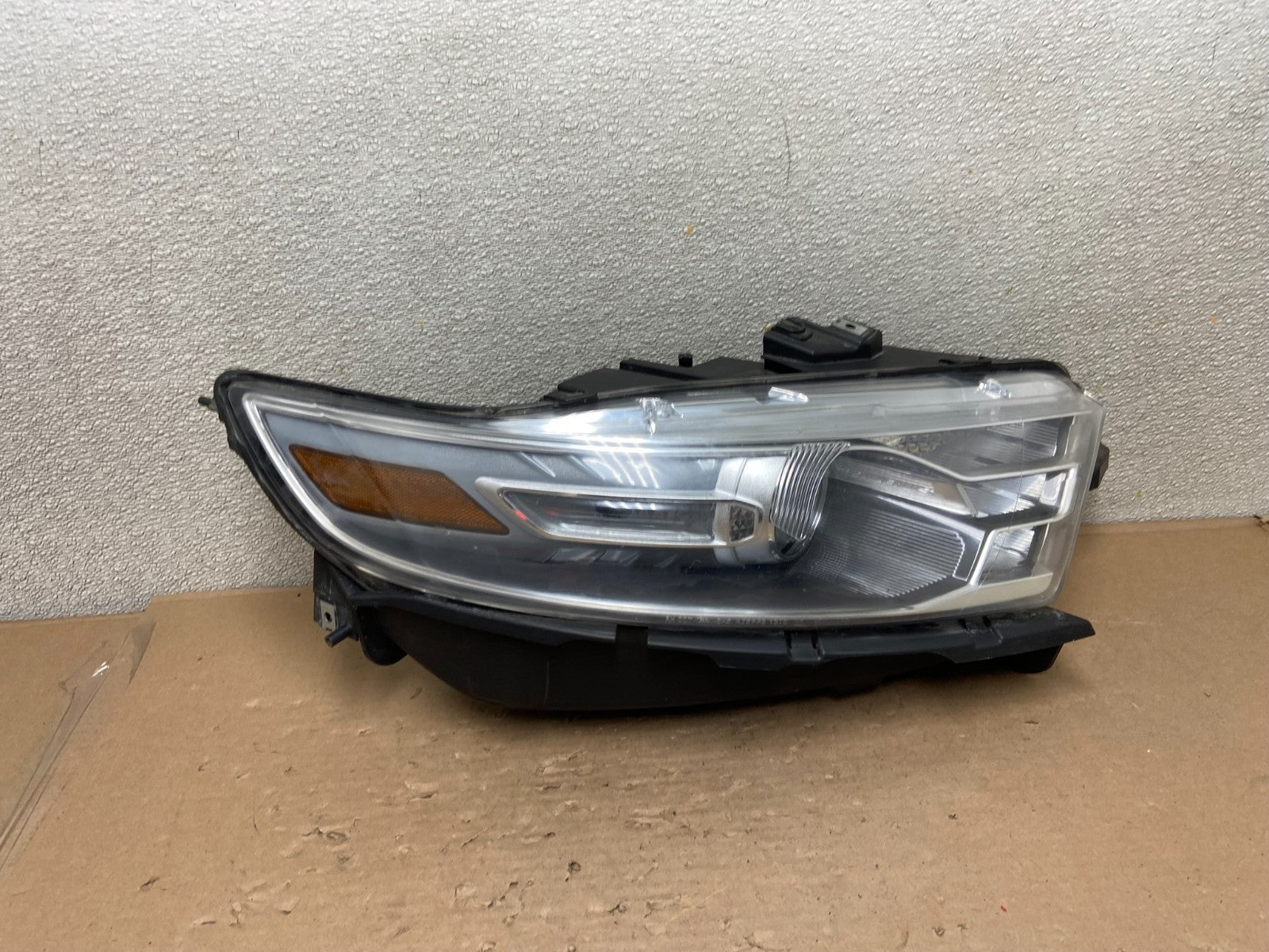 2013 to 2019 Ford Taurus Right Passenger RH Side Headlight Halogen OEM AB0133 DW0