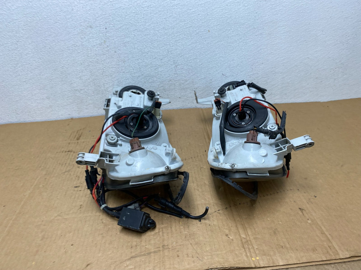 2000 to 2001 Infiniti I30 Left Right Side Headlights Halogen AC762910