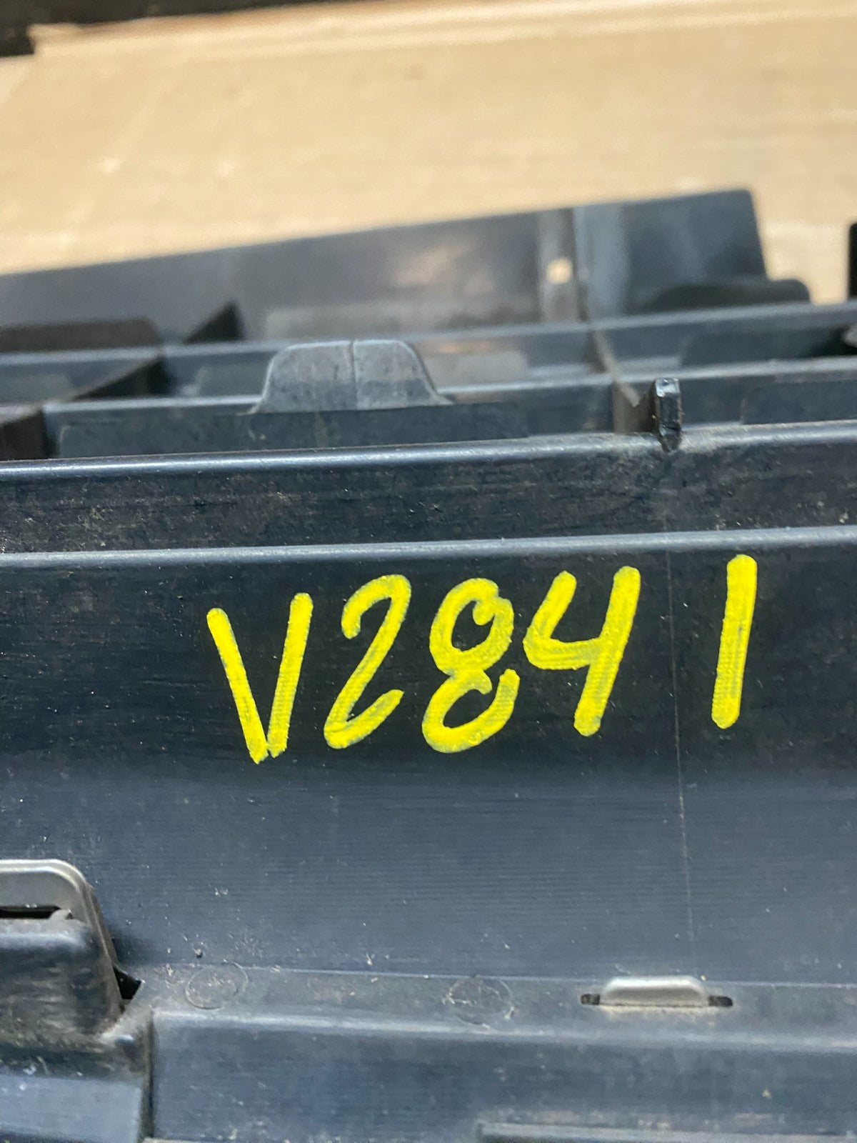 2003 to 2005 Subaru Forester Front Upper Grill Grille Oem V2841DG19