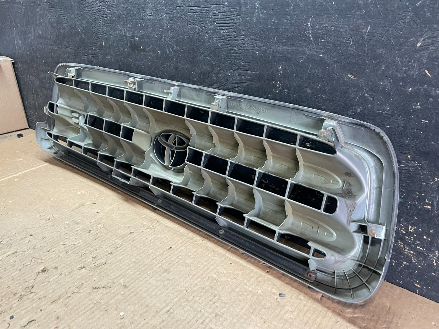 2001 to 2004 Toyota Sequoia Front Upper Grill Grille W/ Emblem Oem AB3210 DG9