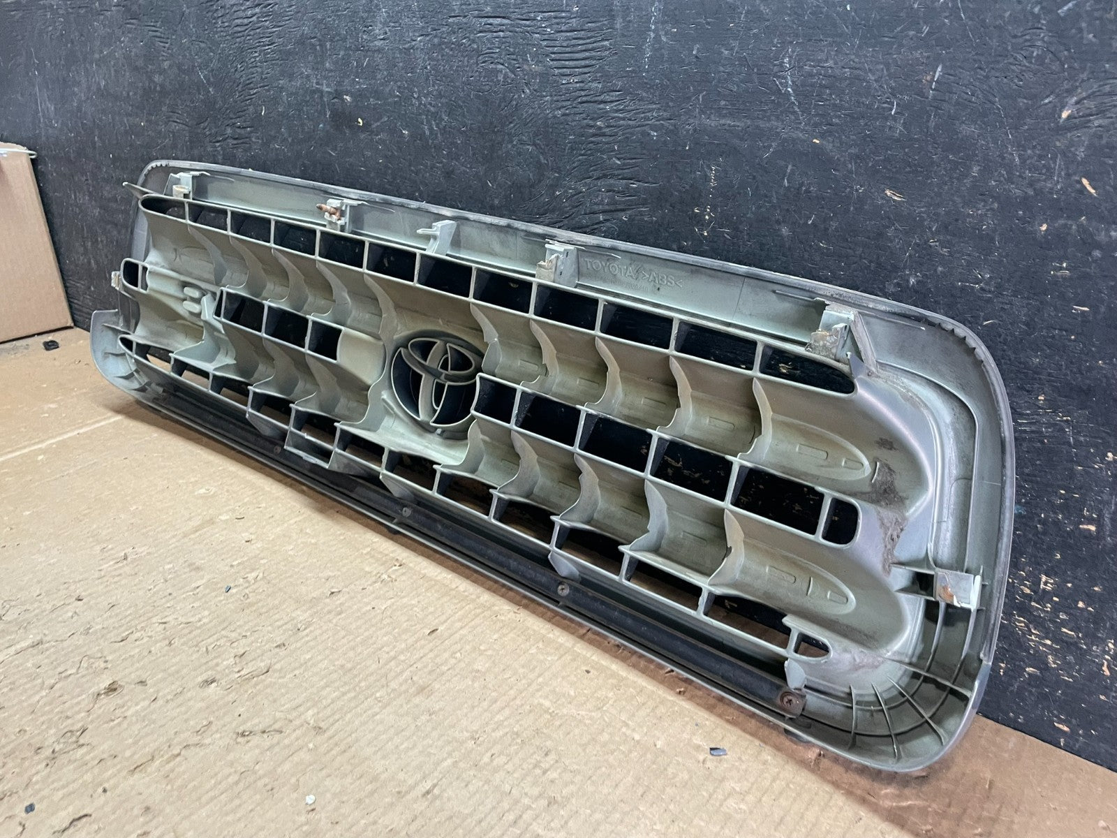 2001 to 2004 Toyota Sequoia Front Upper Grill Grille W/ Emblem Oem AB3210 DG9