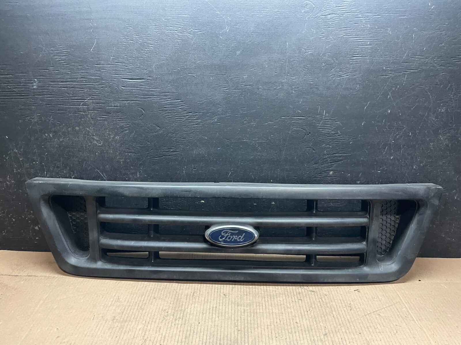 2003 to 2007 Ford Econoline E150 E250 E350 Front Grille Grille J7032 OEM DG0