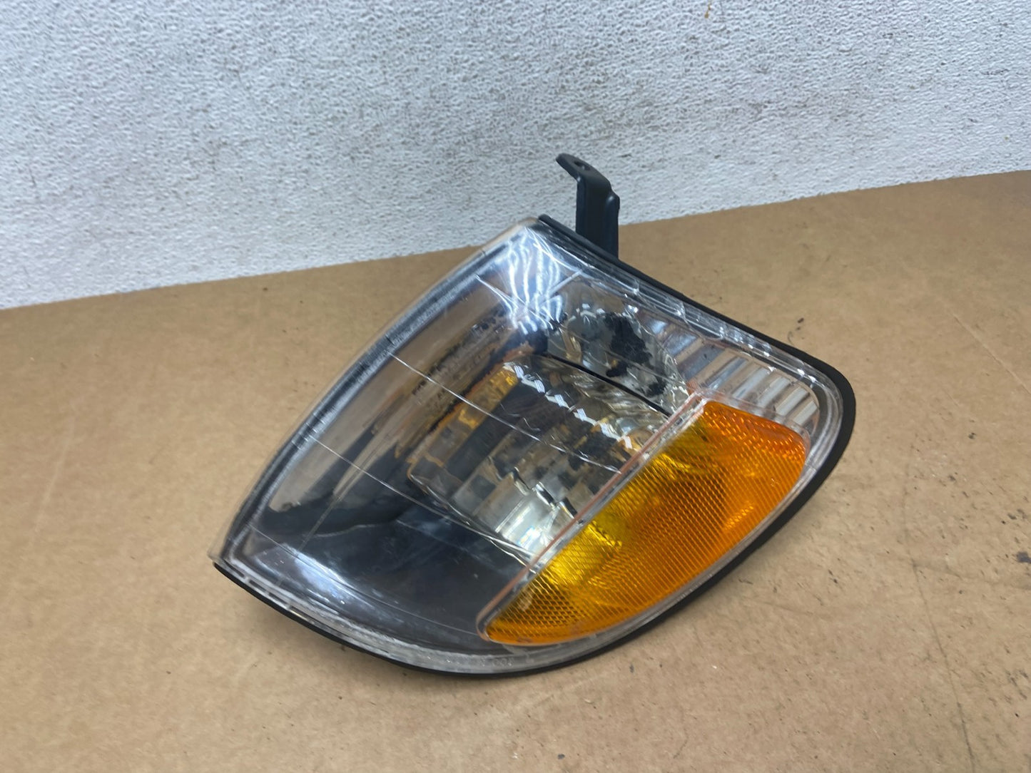 2005 to 2006 Toyota Tundra Left Driver LH Side Turn Signal Light AE3021 DG0