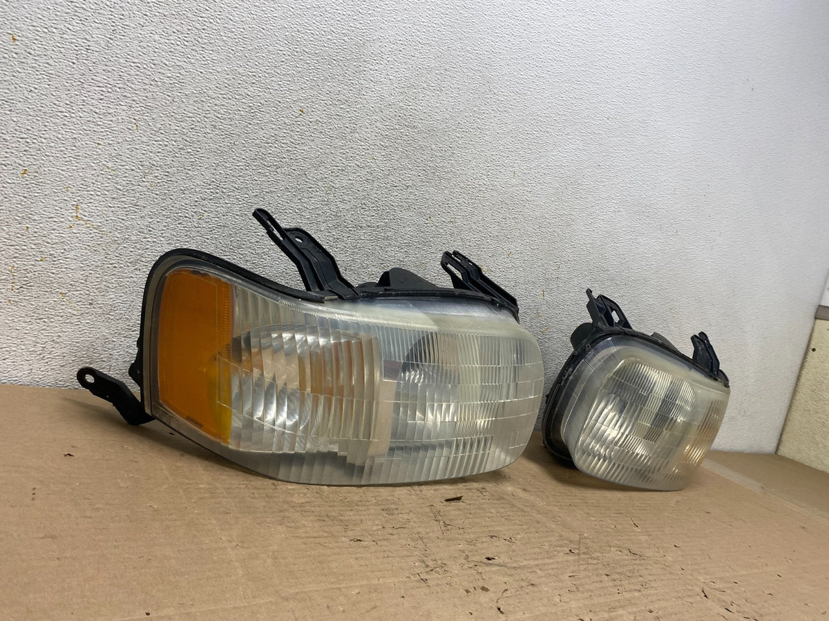 2001 - 2004 Ford Escape Headlights Left+Right Halogen AI0909 DW2