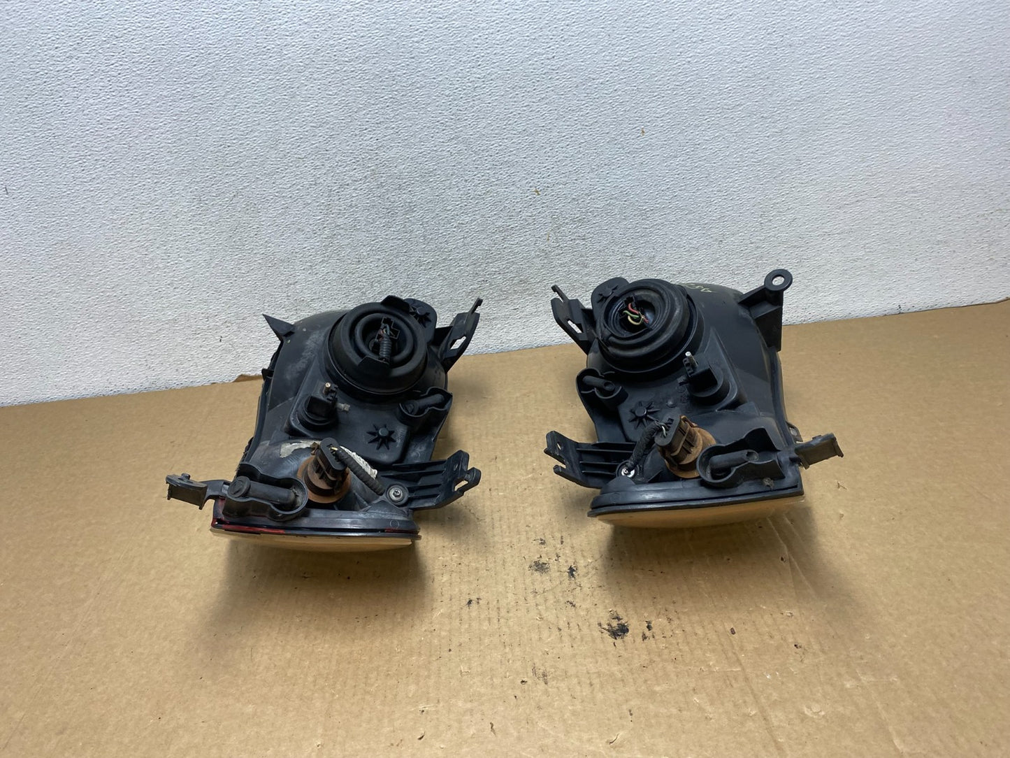 2001 - 2004 Ford Escape Headlights Left+Right Halogen AG2047 DW7