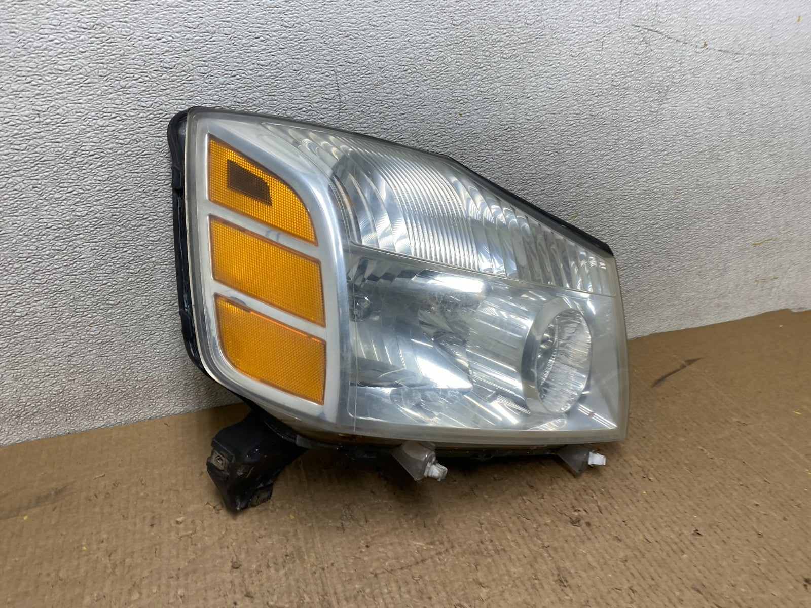 2004 to 2007 Nissan Armada Right Passenger RH Side Headlight Oem W5452 DW2
