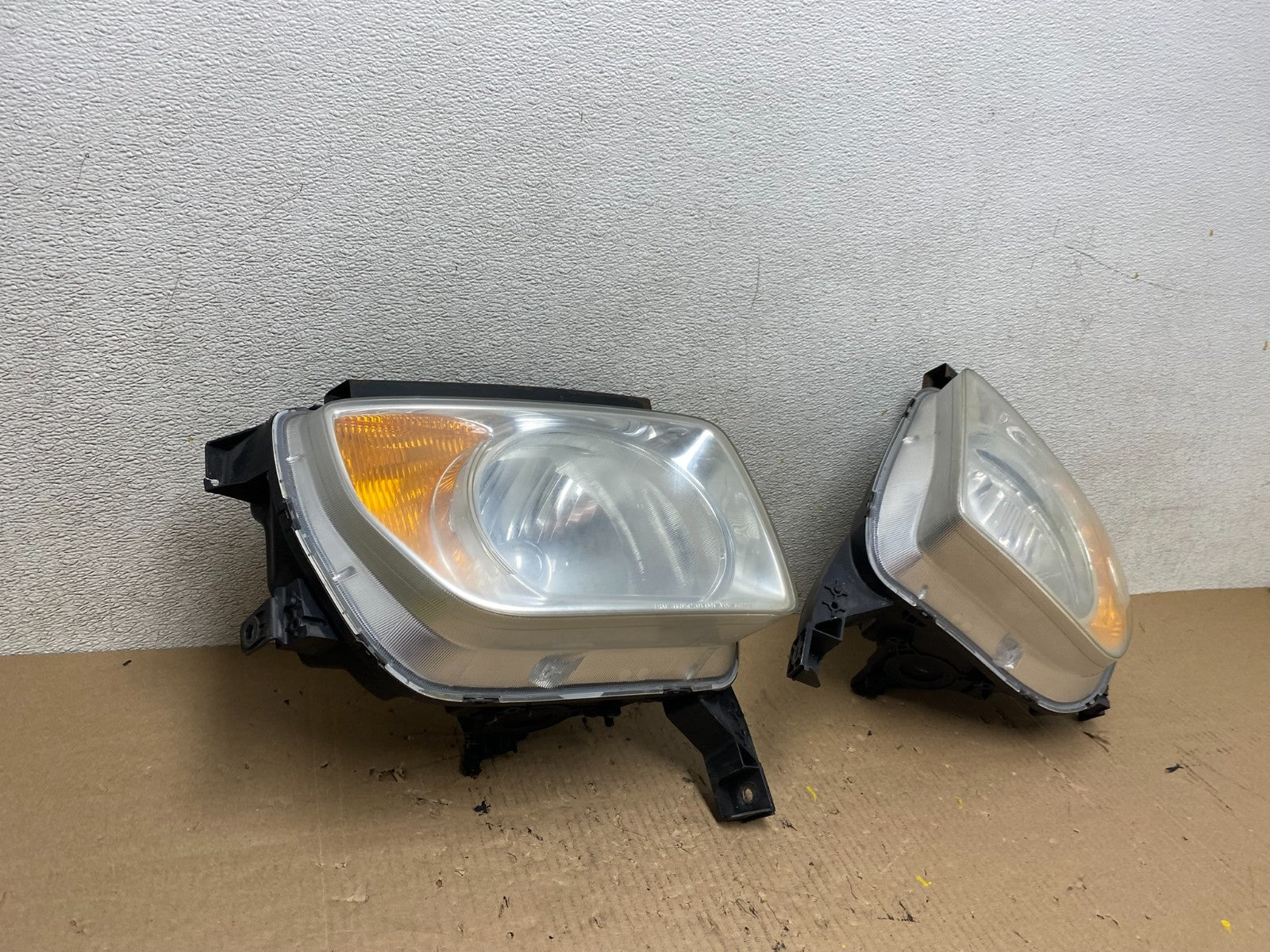2003 to 2006 Honda Element Left+Right Side Headlights R8263 DW2