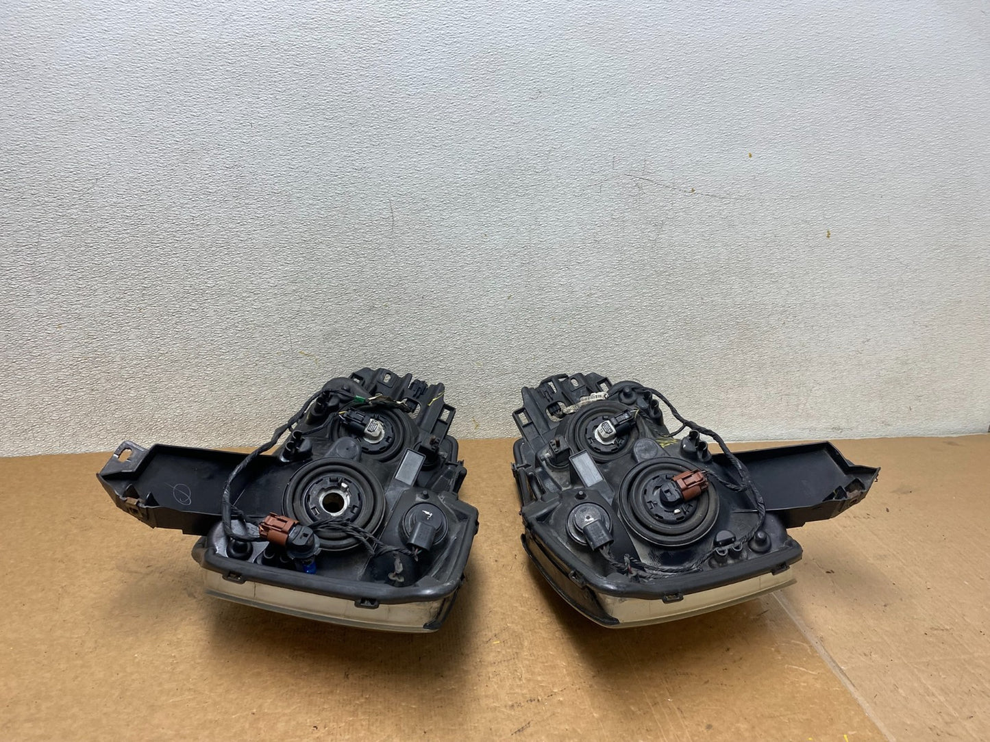 2004 to 2007 Nissan Armada Left+Right Side Set Headlights Oem S6968 DW12
