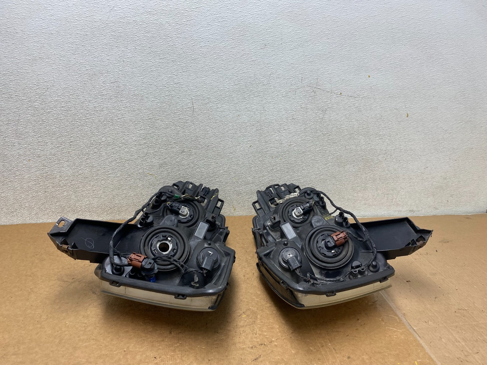 2004 to 2007 Nissan Armada Left+Right Side Set Headlights Oem S6968 DW12