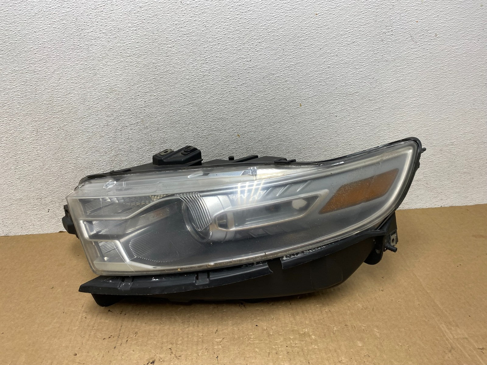 2013 to 2019 Ford Taurus Left Driver LH Side Headlight Halogen AF9772 DW0