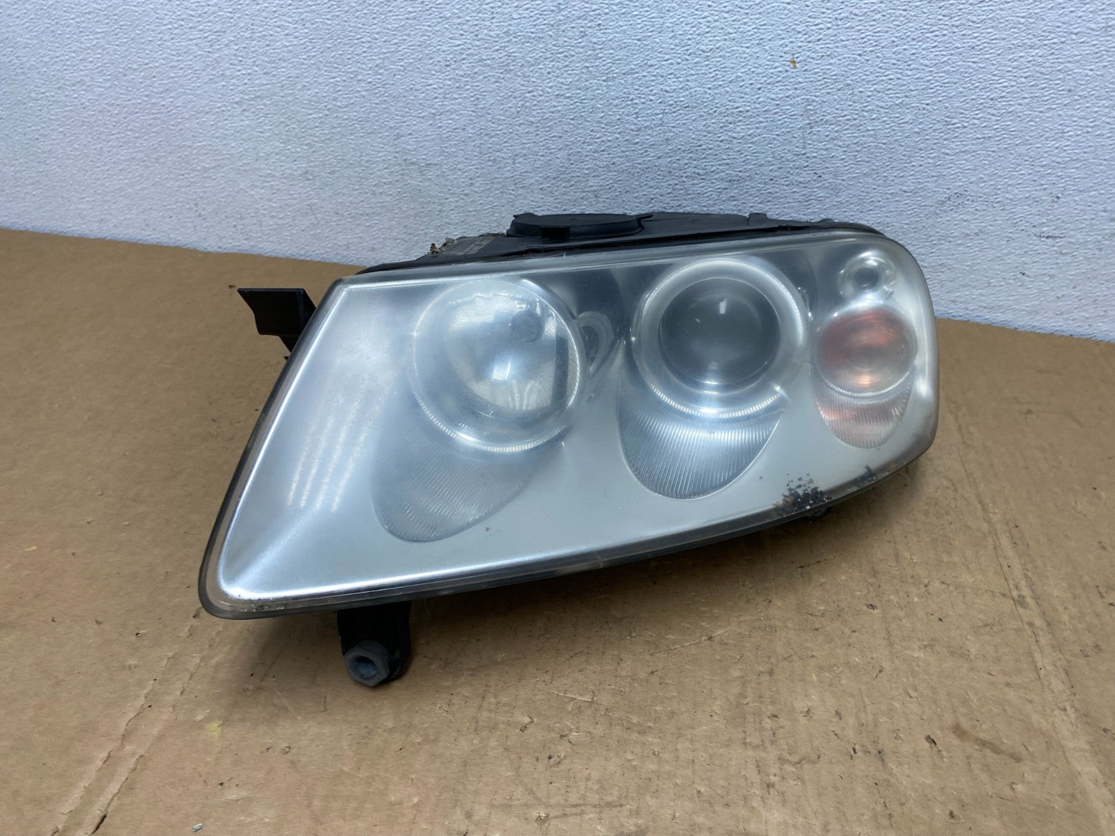 2004 to 2007 Volkswagen Touareg Left Driver Halogen Headlight AD1272 DW2