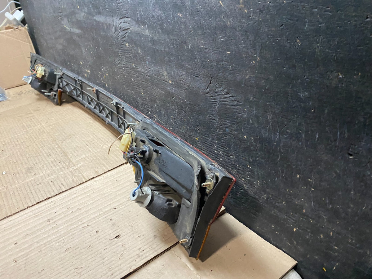 1995 to 1996 Subaru Legacy Wagon Trunk Mounted Center Tail Light Panel V3377 DG8
