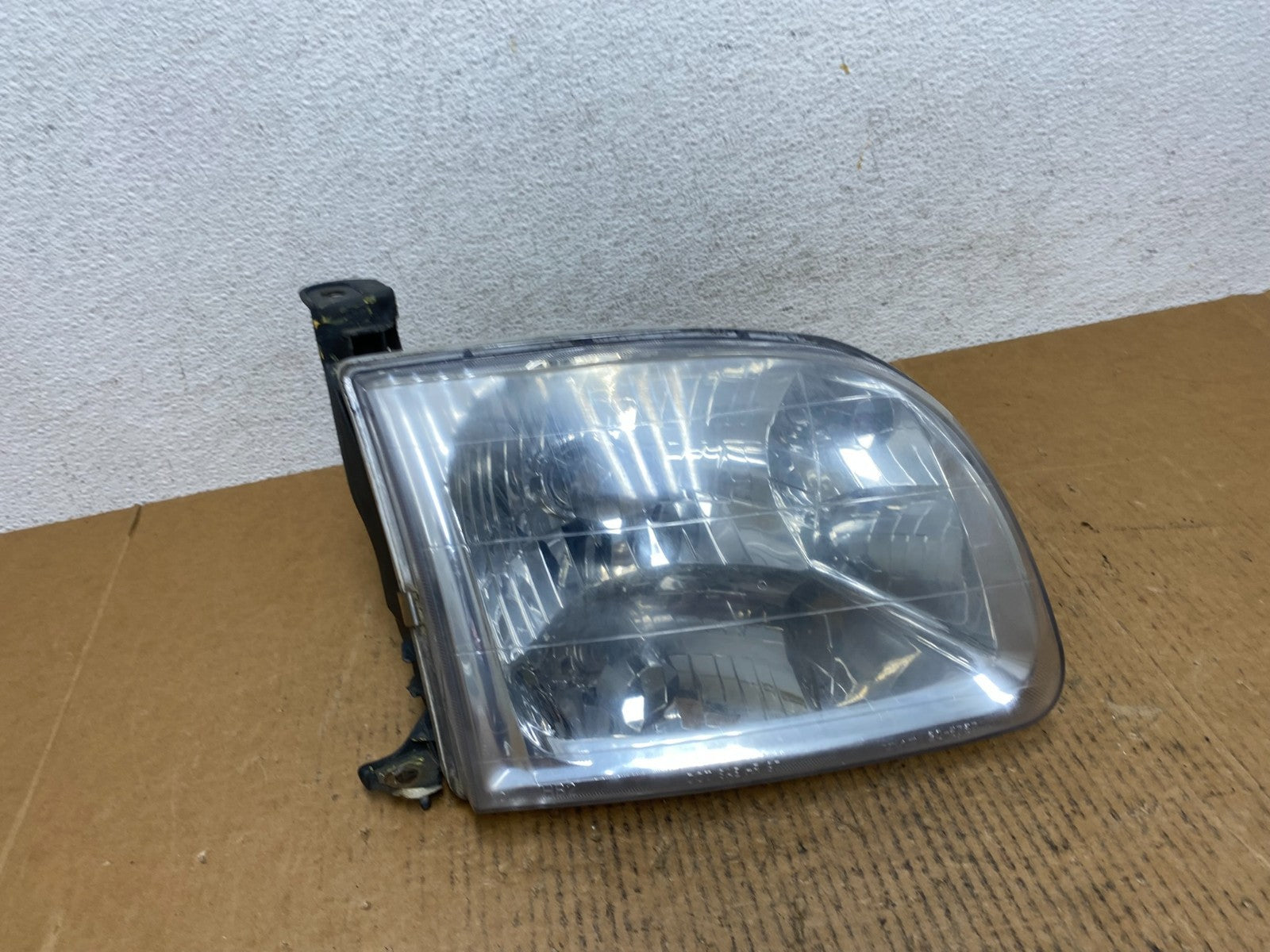 2001 to 2004 Toyota Sequoia Right Passenger RH Side Headlight Halogen AE1185 DW0