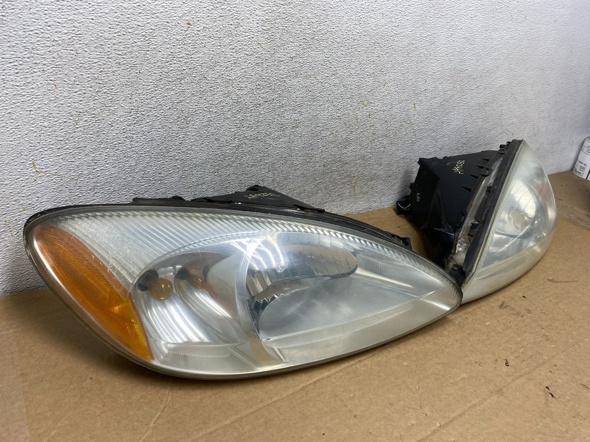 2000 to 2007 Ford Taurus Left+Right Side Halogen Headlights AH8252 DW2