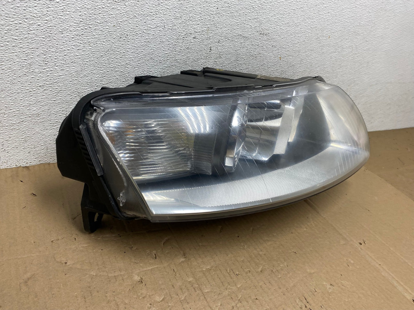 2005 to 2008 Audi A6 Right Passenger Side Headlight Xenon HID AE8964 LK2