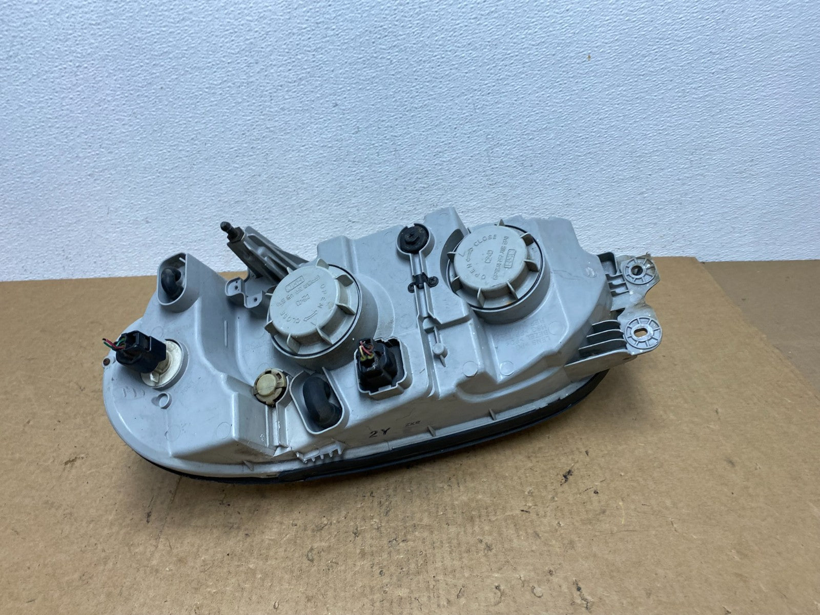 2002 to 2005 Kia Sedona Right Passenger RH Side Headlight ac3289 DG5