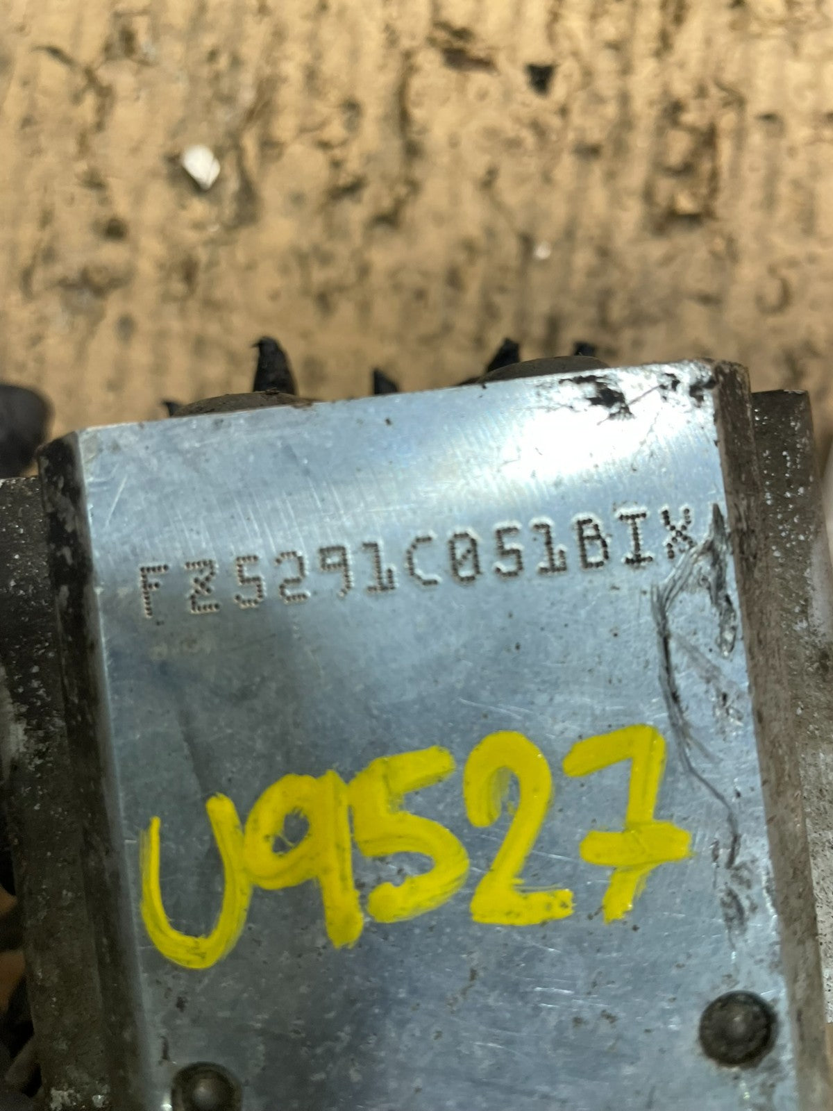 2004-2007 GMC Savana Express ABS Brake Pump Control 13567149 U9527 DG7
