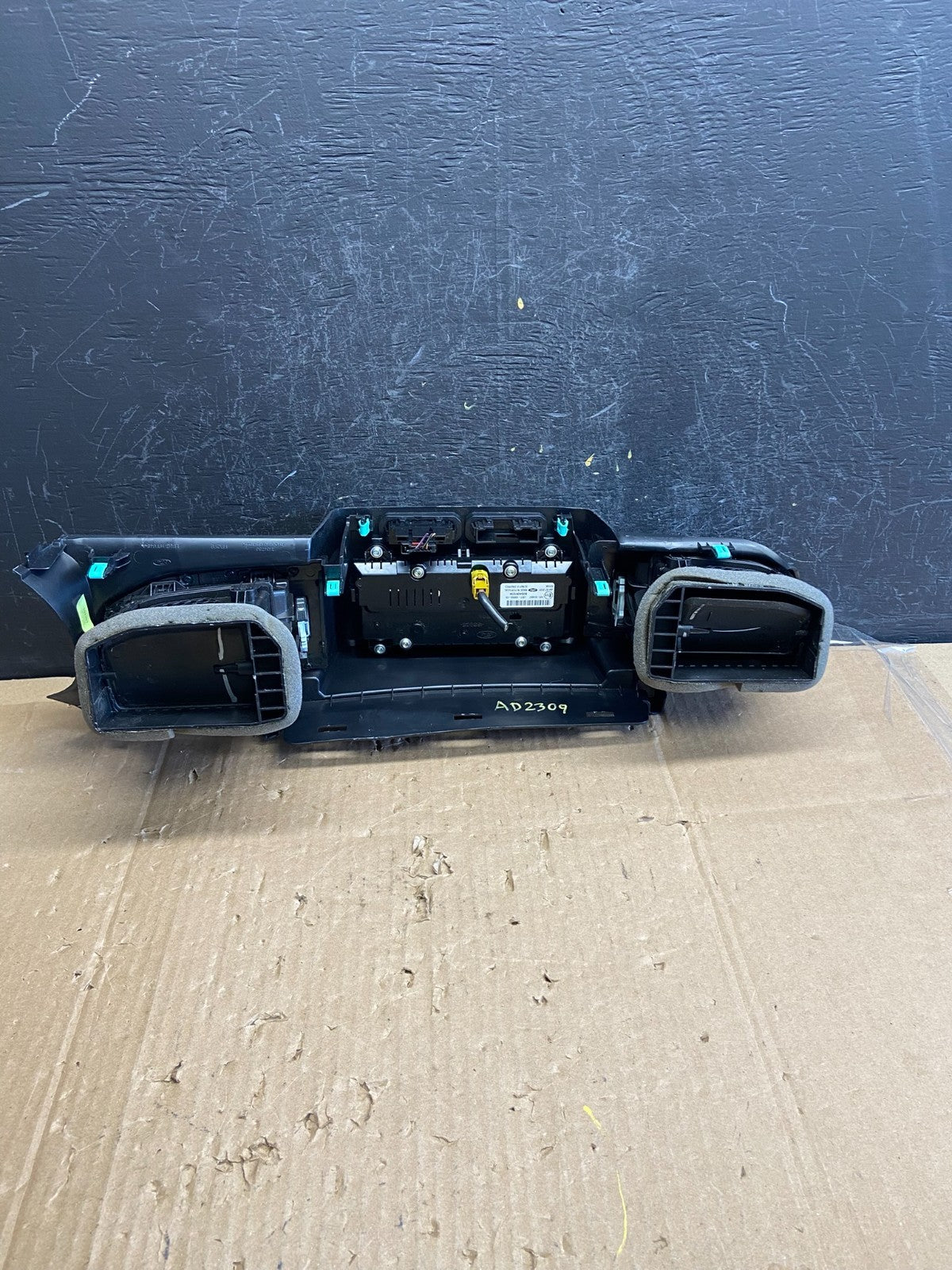 2020 to 2023 Ford Explorer Console Radio Display Screen Air Vents ad2309 DG3