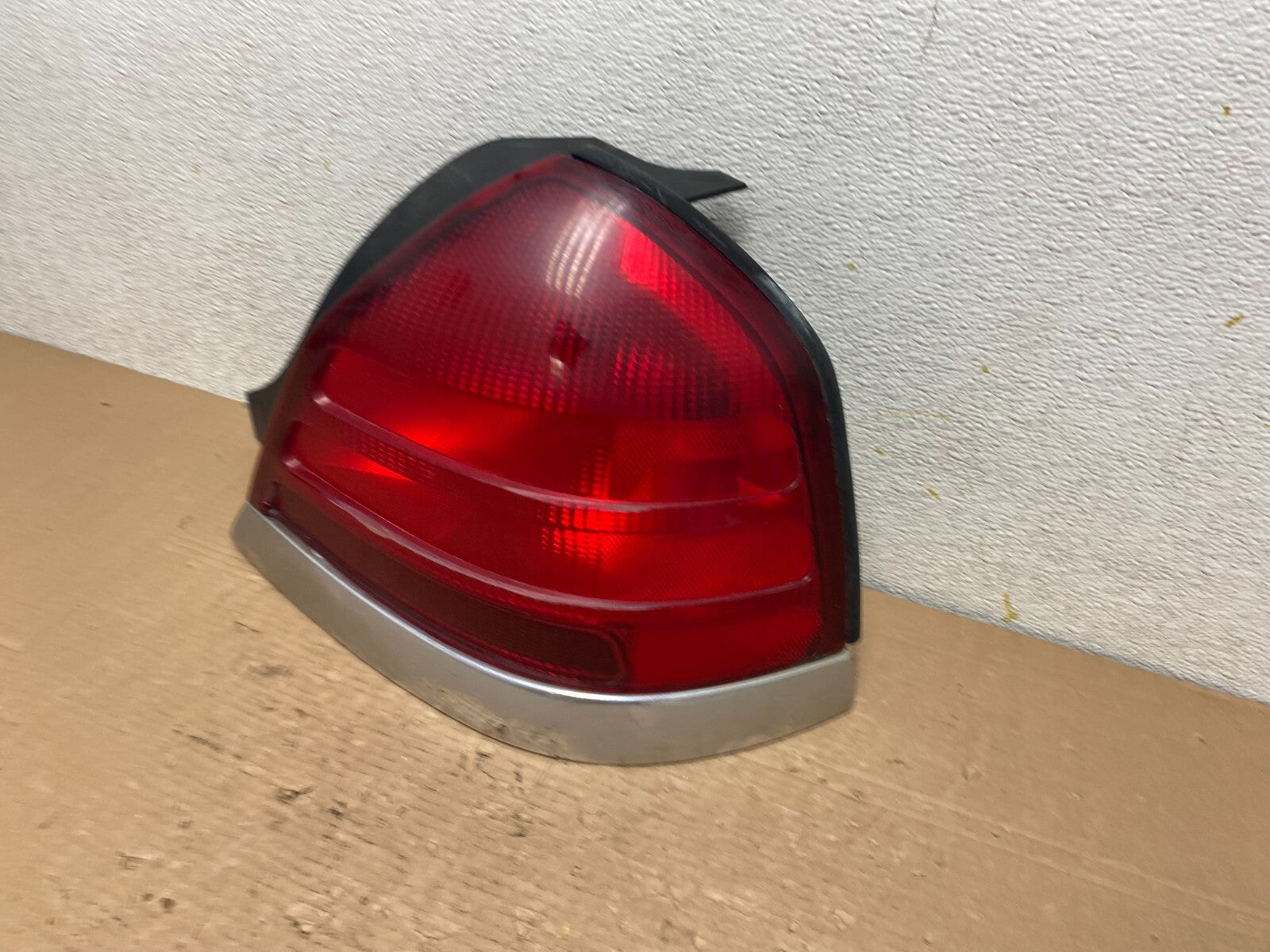 1998-2003 Ford Crown Victoria Right Passenger Rh Side Tail Light Oem N7990 DW1