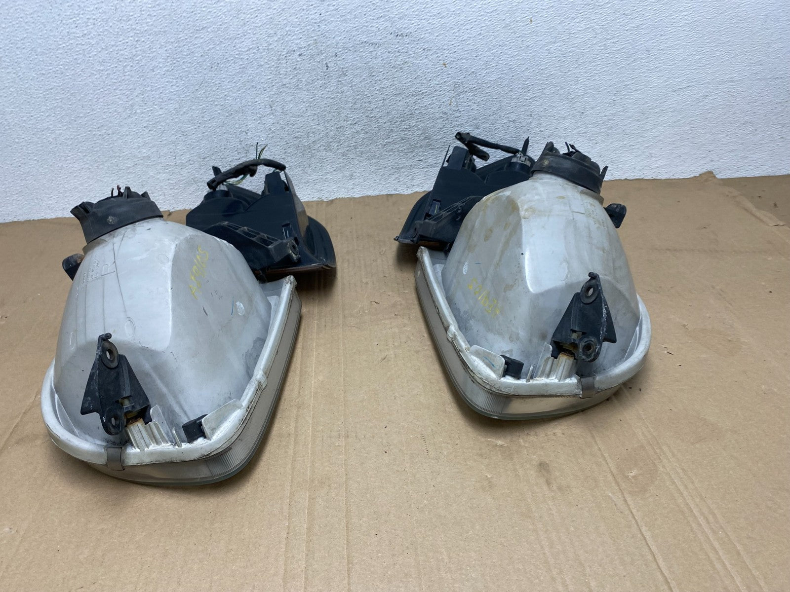 2001-2004 Toyota Sequoia Left+Right Side Halogen Headlights AE9105 DW10