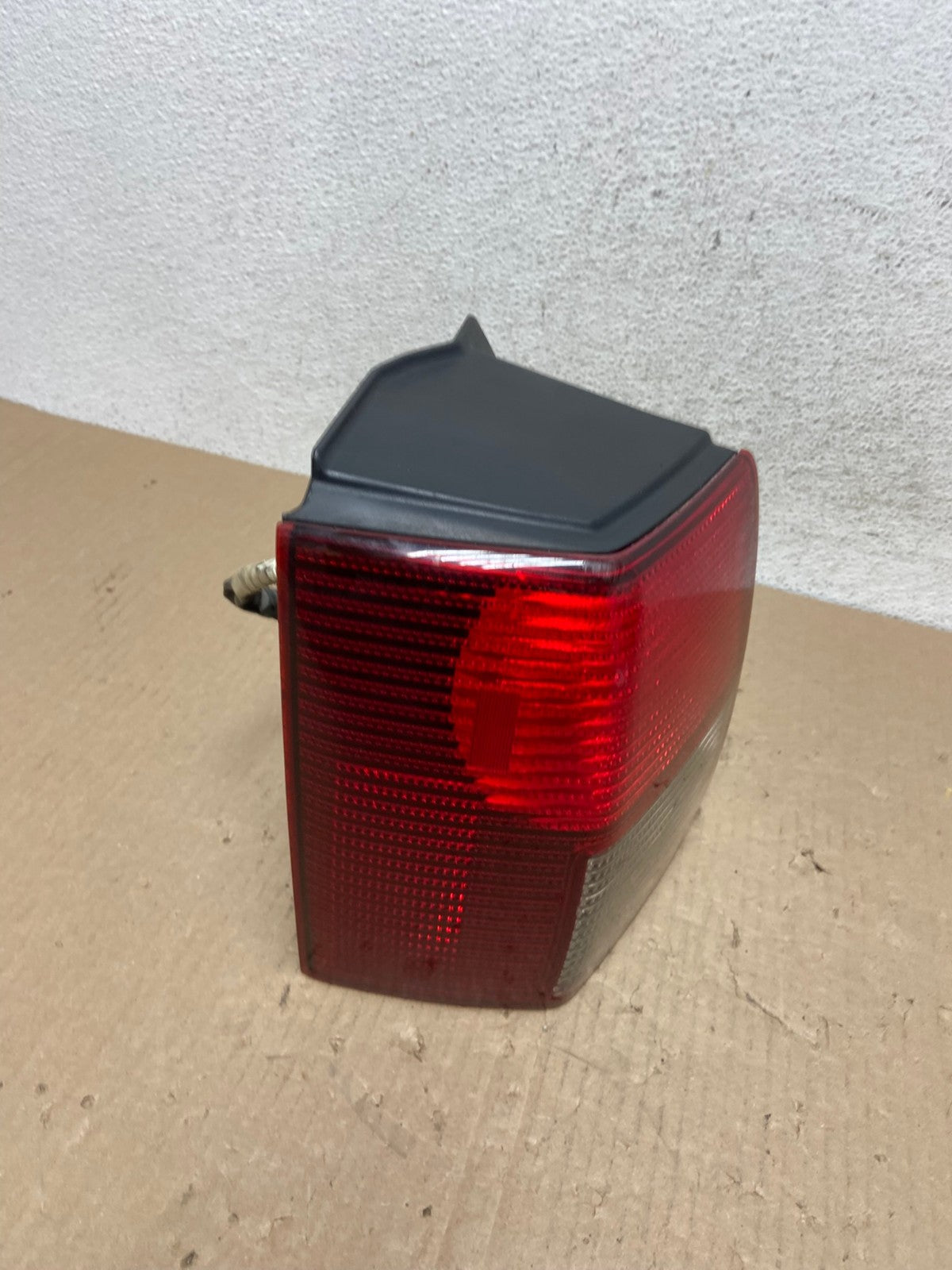 2006-2010 Mitsubishi Endeavor Left Driver Lh Tail Light AE9650 LK2