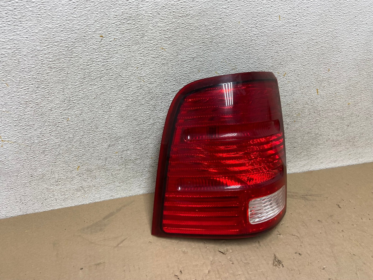 2002 to 2005 Ford Explorer Left Driver Lh Side Tail light AH6933 LK1