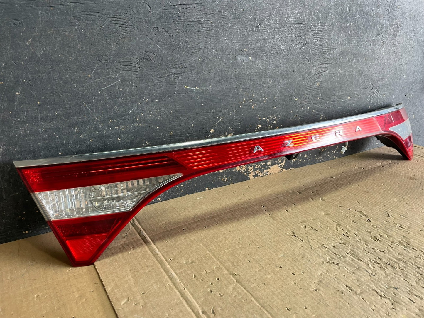 2012 to 2017 Hyundai Azera Trunk Center Tail Light License W/Emblem ab3148 DG1