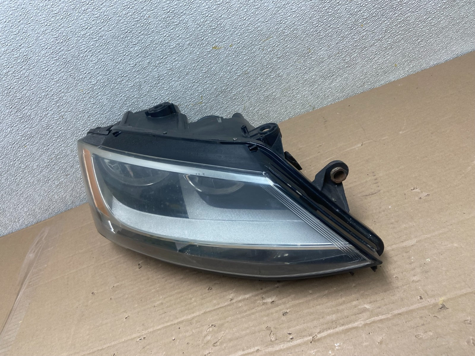 2011 to 2014 Volkswagen Jetta Right Passenger RH Headlight Halogen AA8721 DW1