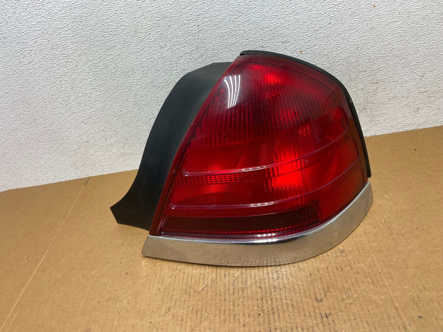 1998-2003 Ford Crown Victoria Right Passenger Rh Side Tail Light AE0576 LK0