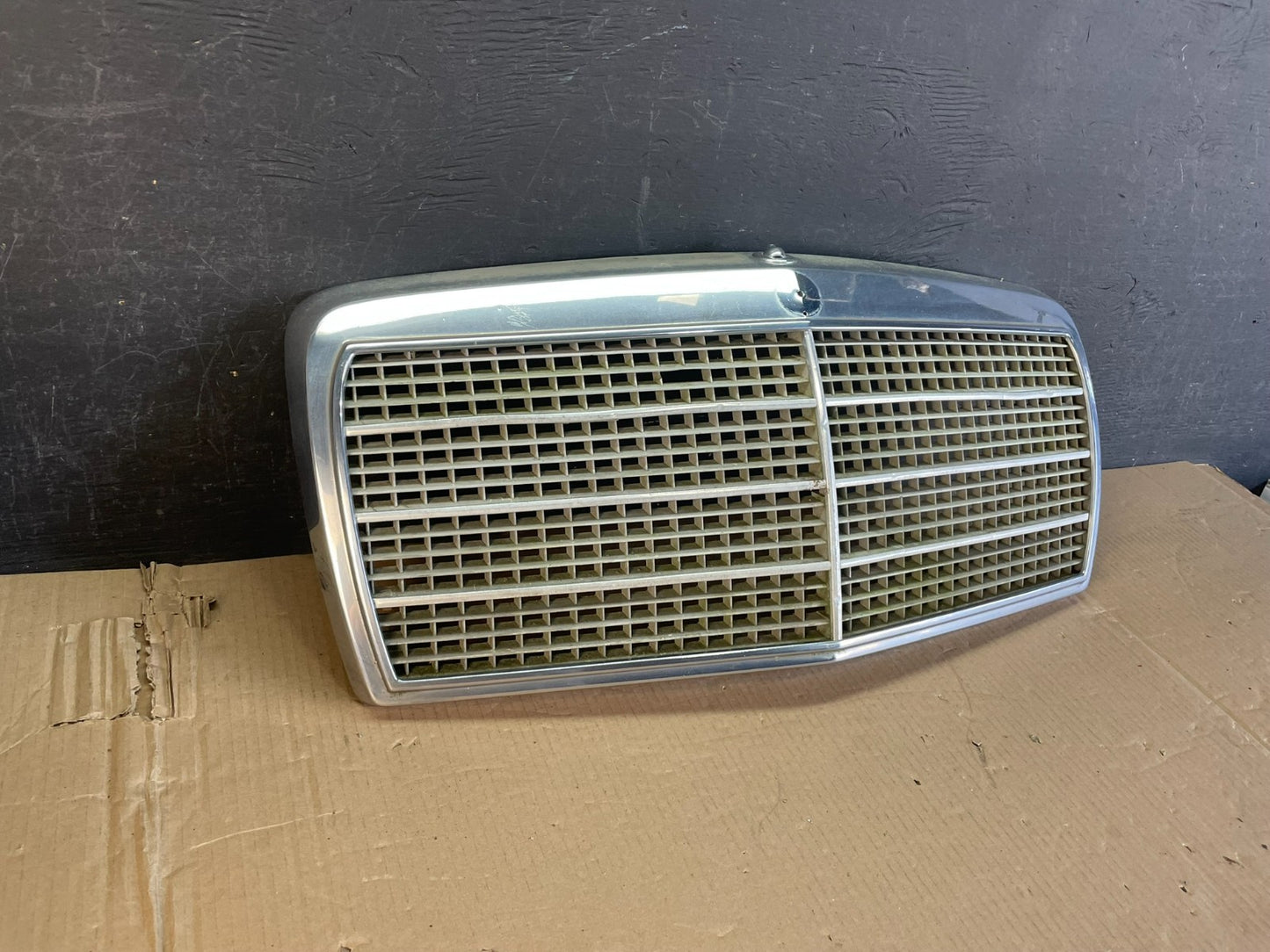 1981 to 1985 Mercedes-Benz W126 Front Grill Grille 1268800283 AE3596 PS3