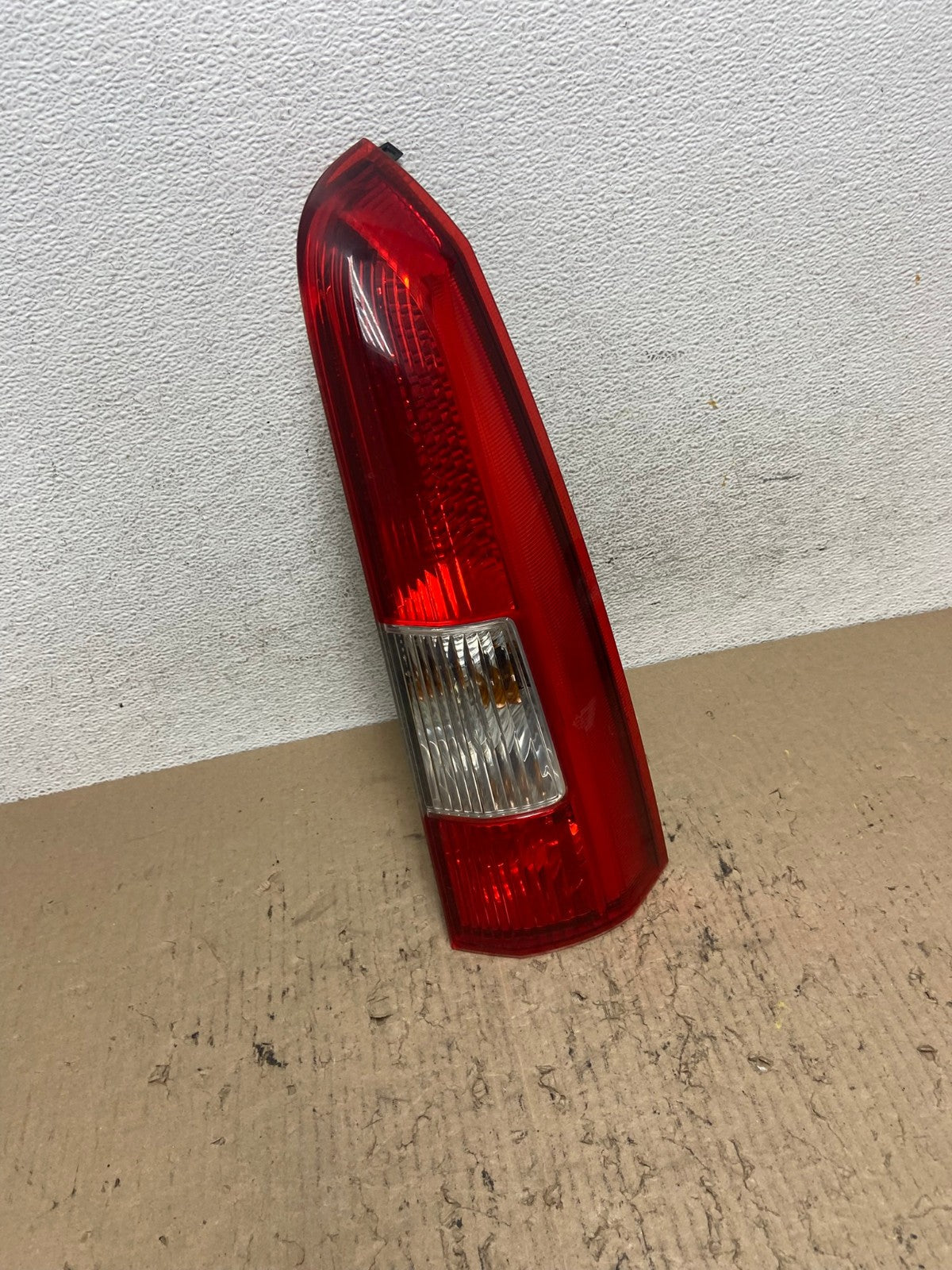 2001-2004 Volvo XC70 V70 Right Passenger RH Side Tail Light Upper AF7157 LK2