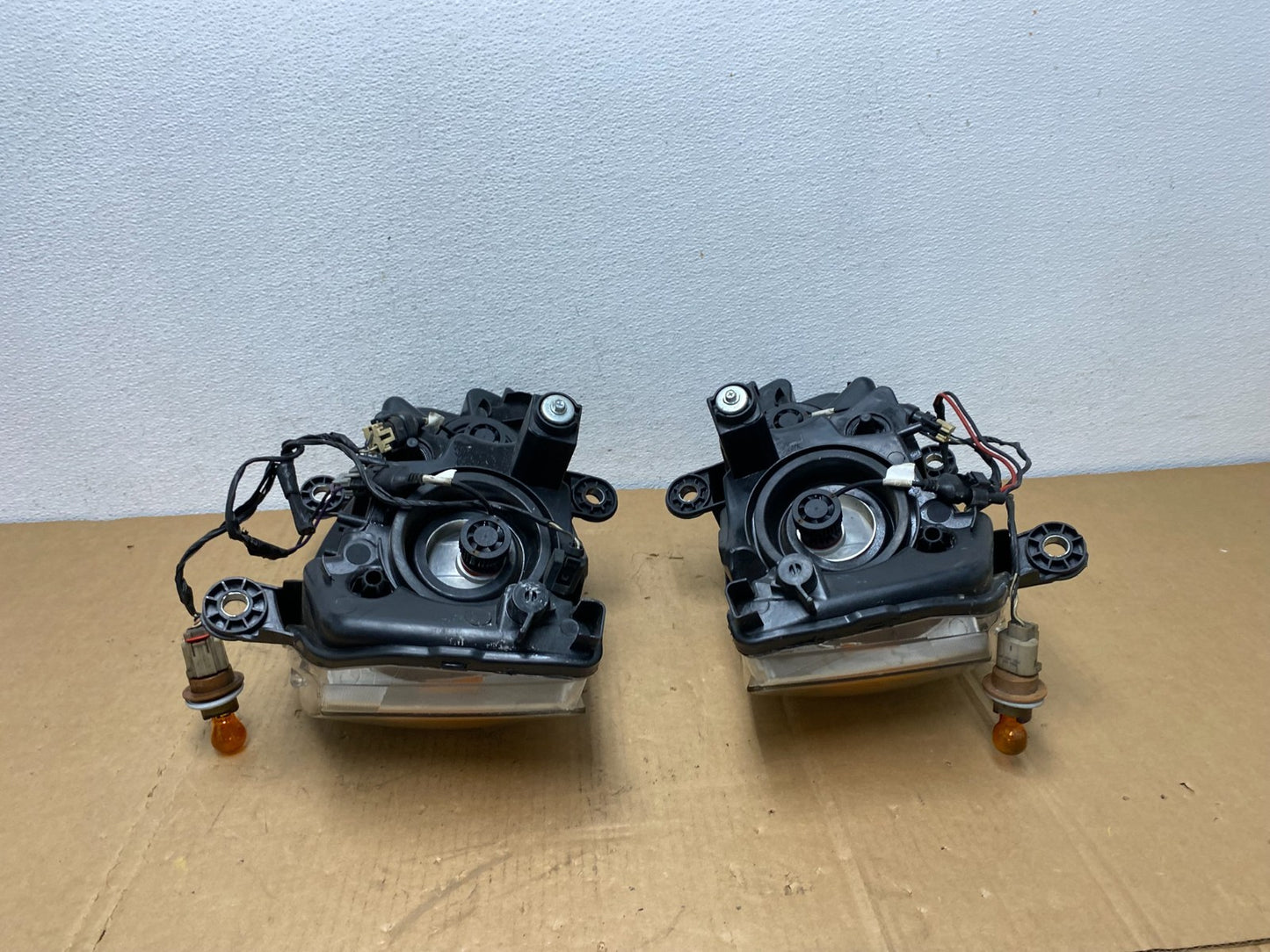 2008 to 2016 Chrysler Town and Country Left+Right Side Headlights AC8566 DW7