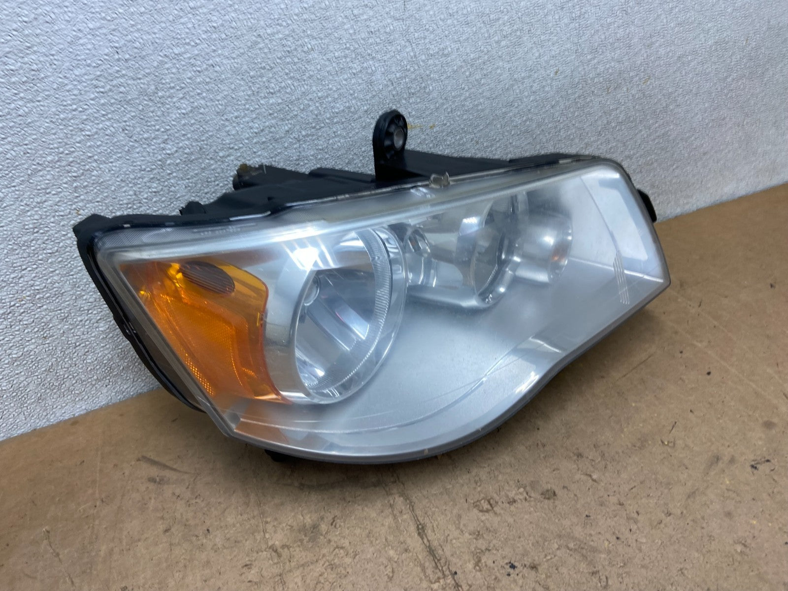2011 to 2016 Chrysler Town and Country Right Passenger Headlight X9033 DW2