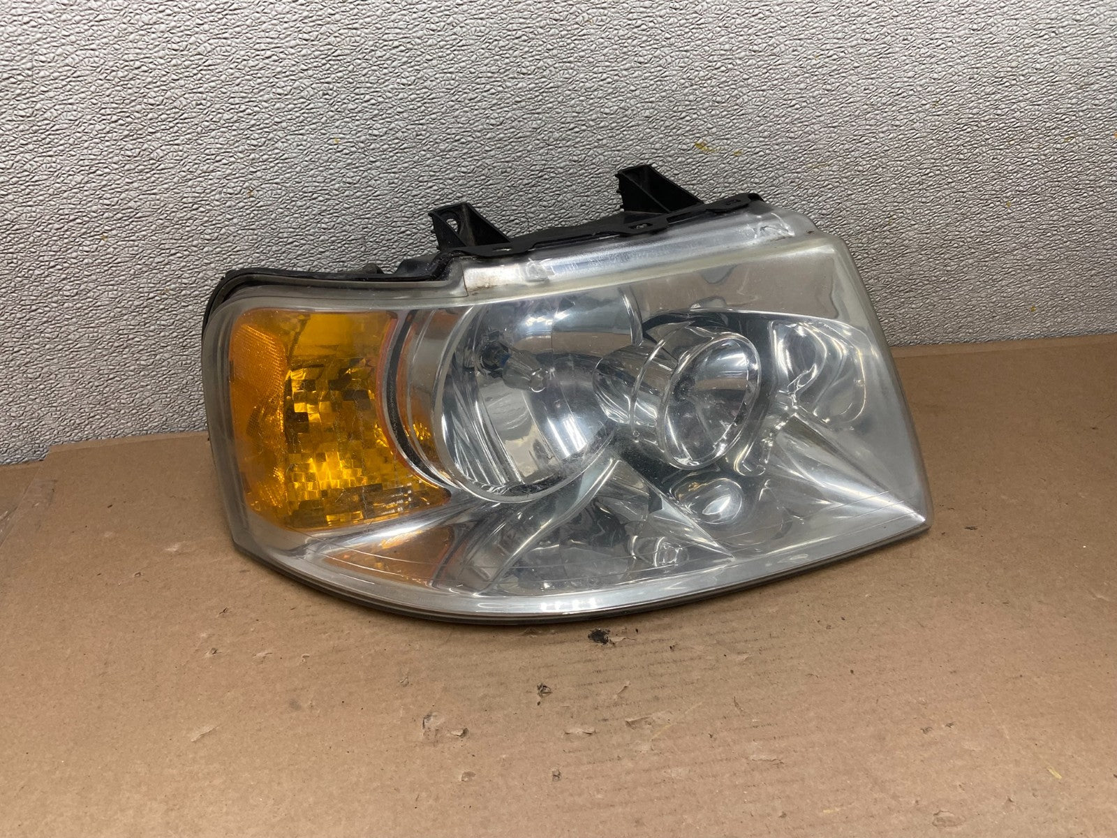 2003 - 2006 Ford Expedition Right Passenger Side Headlight Halogen Oem AA9934 DW0