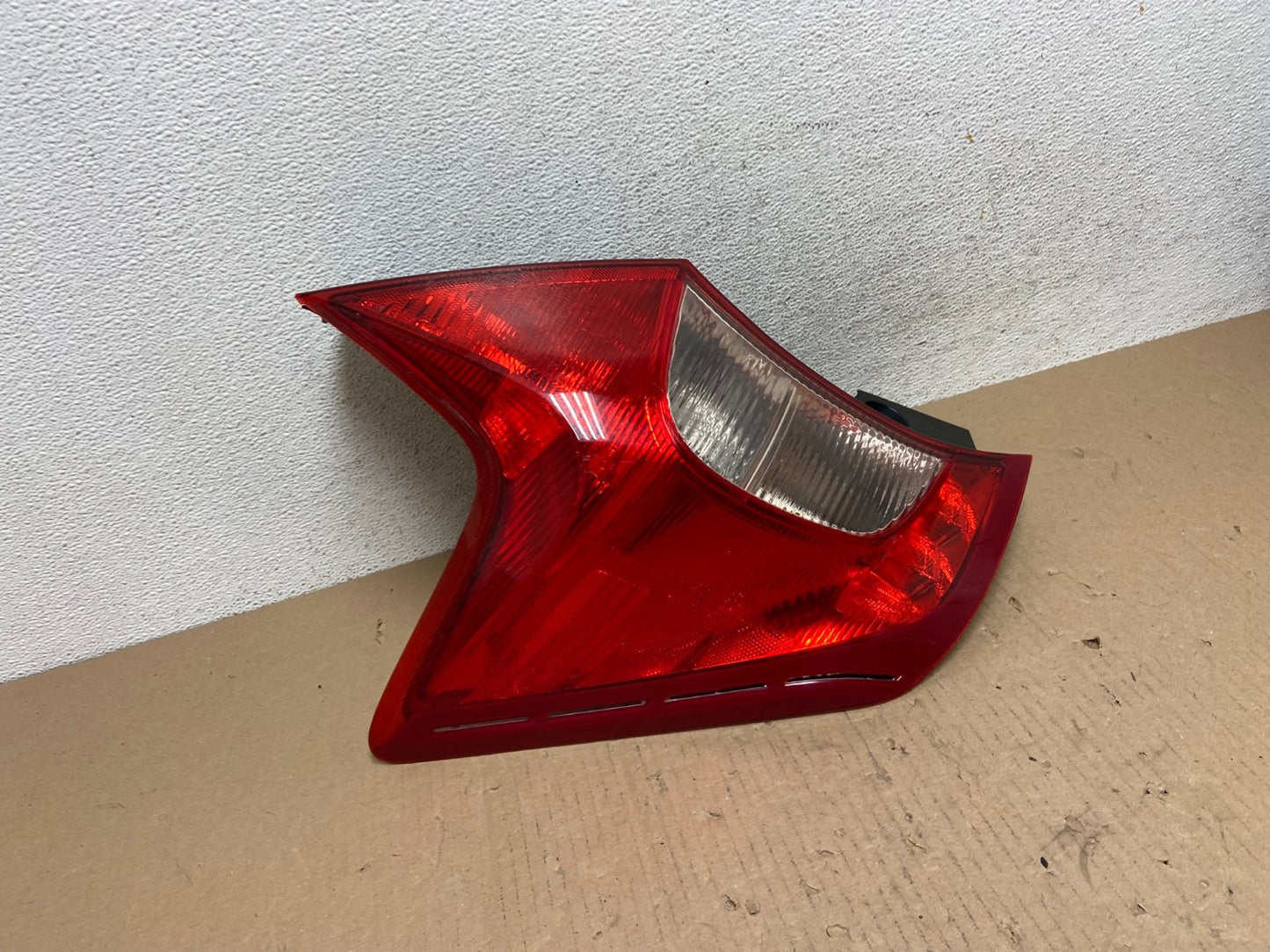 2014 - 2019 Nissan Versa Note Hatchback Left Driver LH Tail Light AE7297 LK2