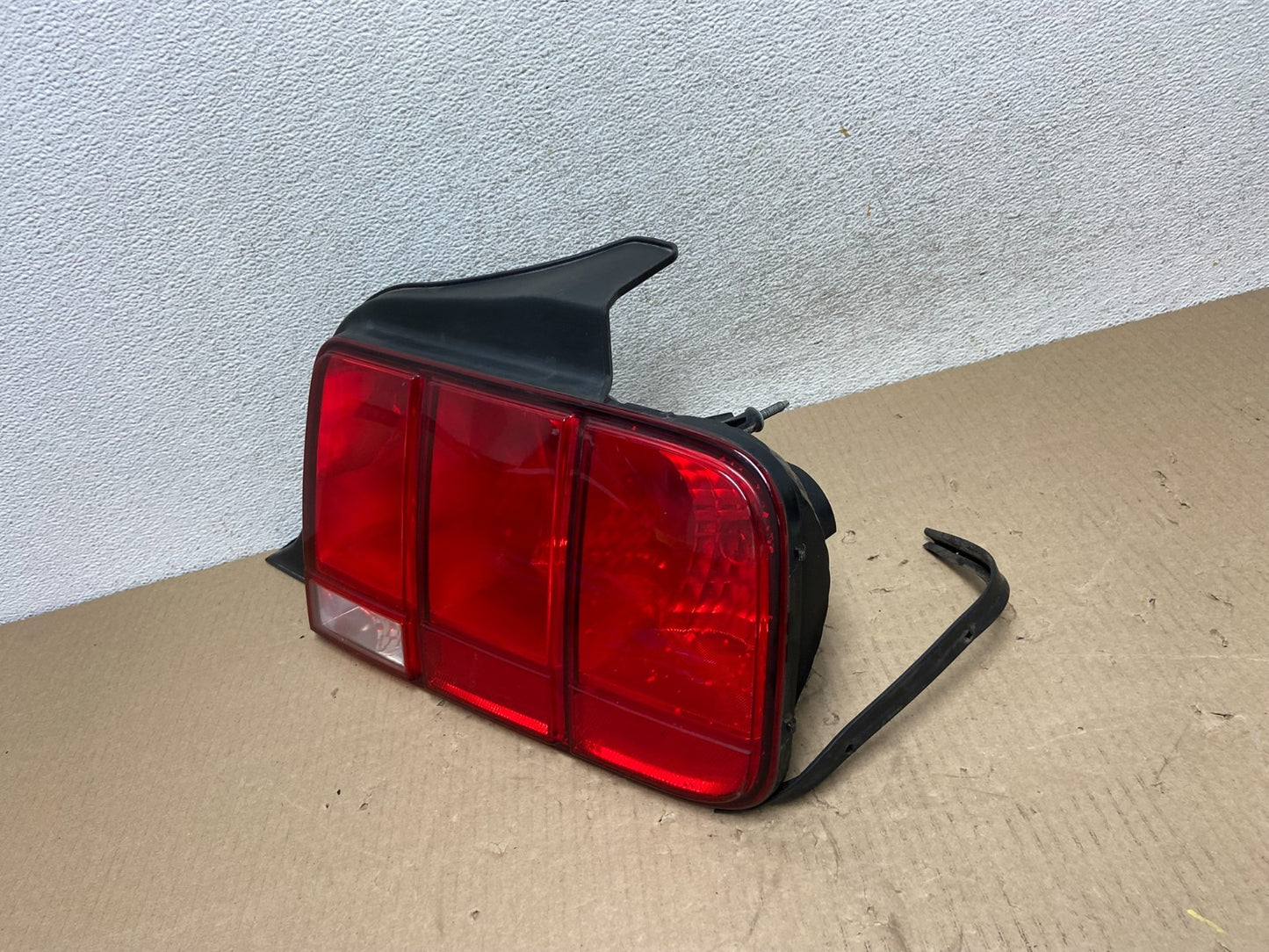 2005 - 2009 Ford Mustang Right Passenger RH Side Tail Light AG5908 DW1