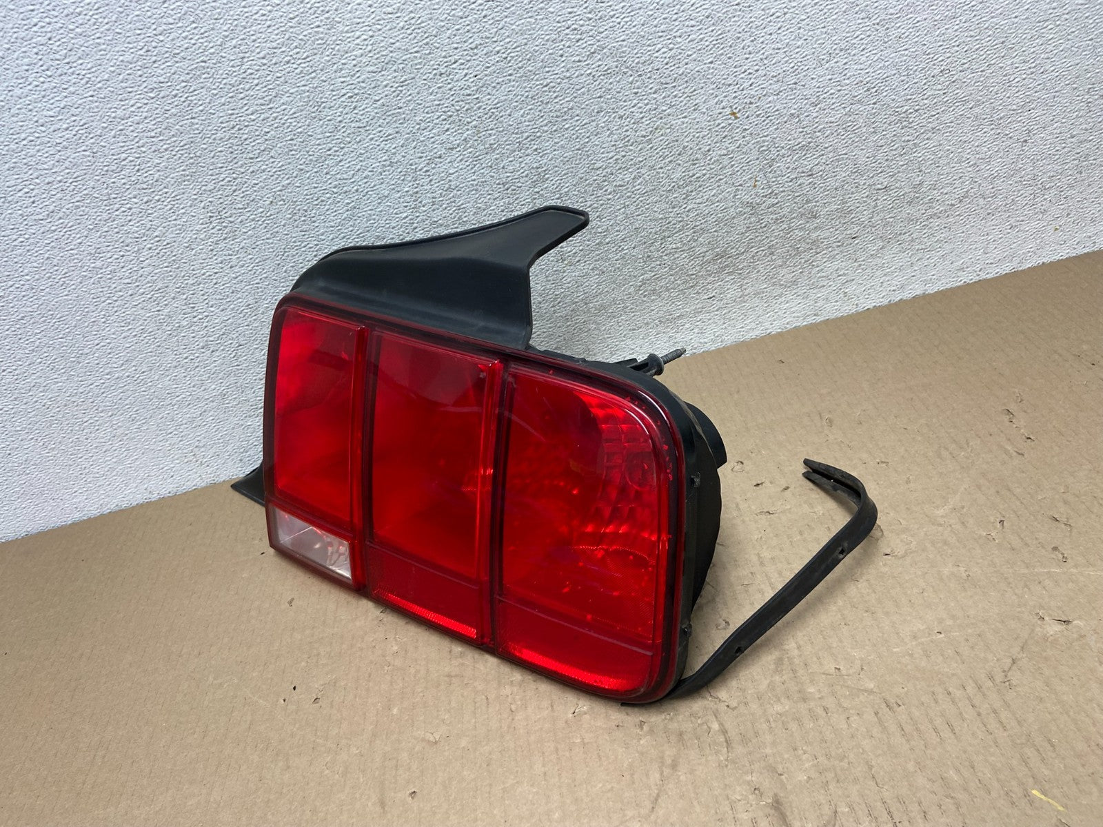 2005 - 2009 Ford Mustang Right Passenger RH Side Tail Light AG5908 DW1
