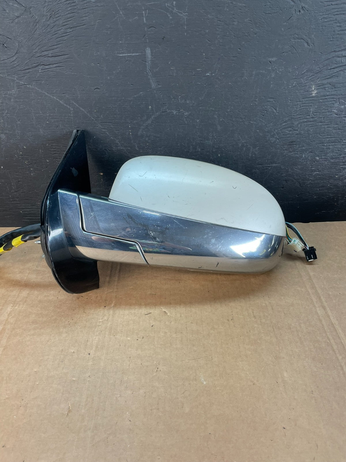 2007 - 2014 Cadillac Escalade Left Driver Door Mirror Turn Signal AE8320 DW0